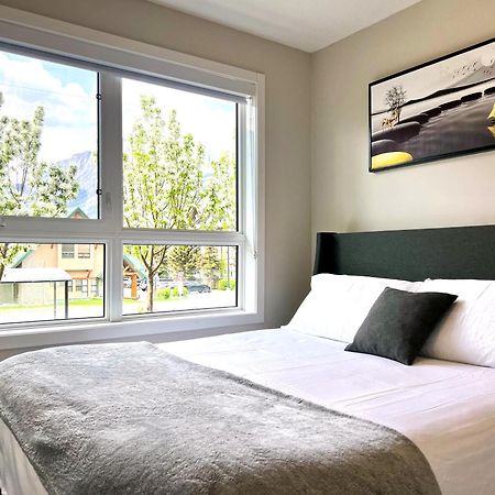 Brand New 2Br Condo With Outdoor Swimming Pool And Hot Tub Canmore Exterior foto