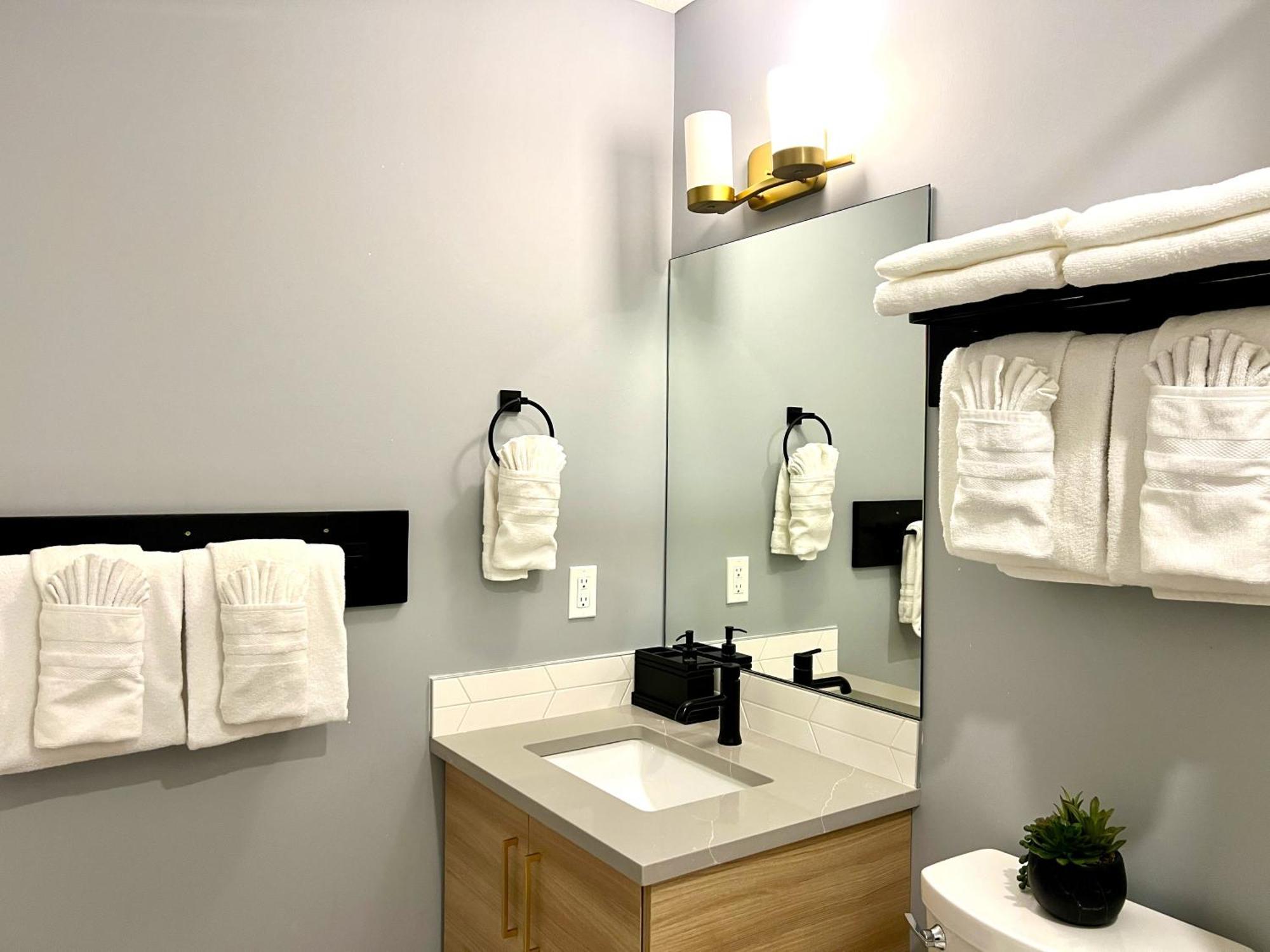 Brand New 2Br Condo With Outdoor Swimming Pool And Hot Tub Canmore Exterior foto