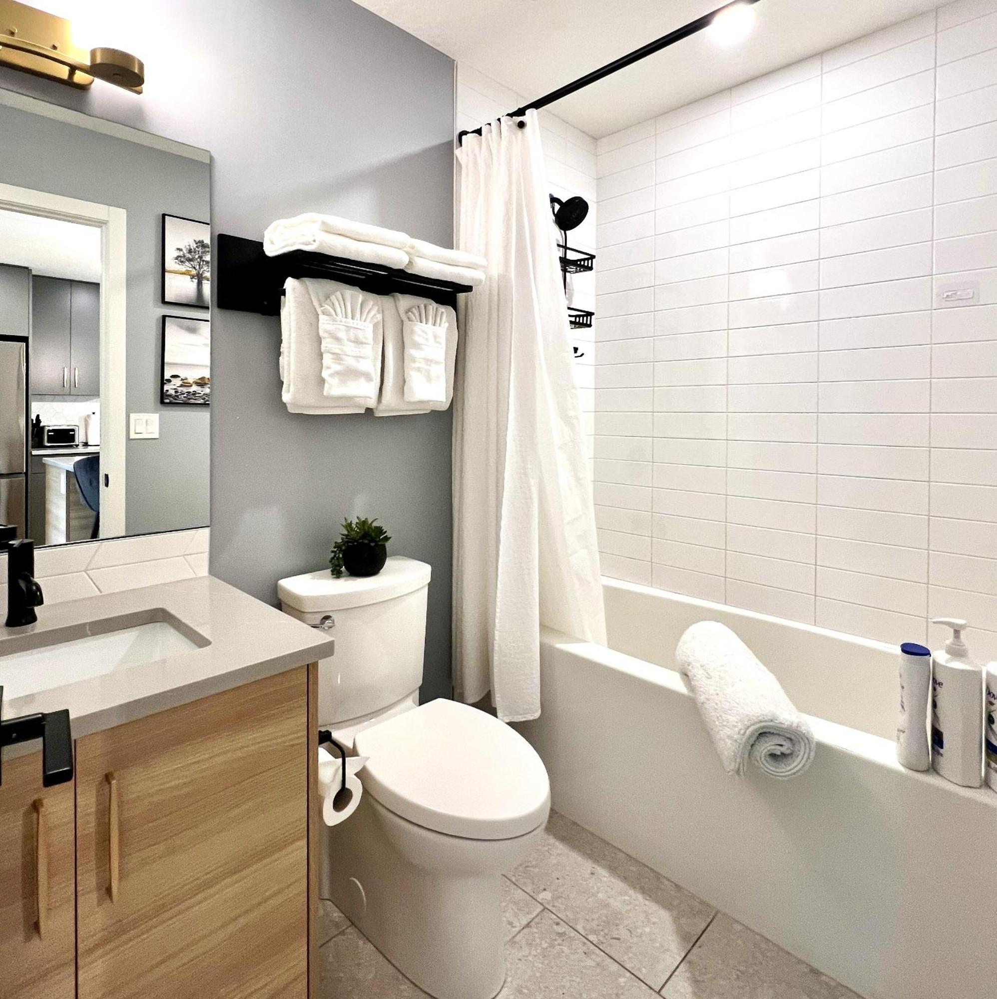 Brand New 2Br Condo With Outdoor Swimming Pool And Hot Tub Canmore Exterior foto