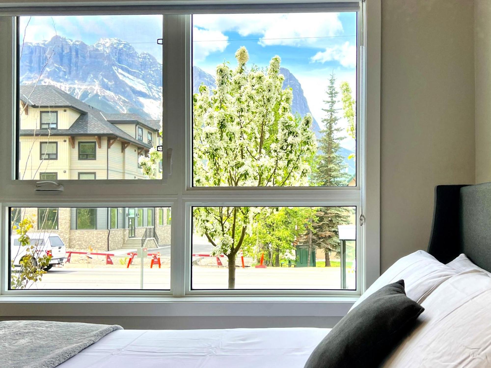 Brand New 2Br Condo With Outdoor Swimming Pool And Hot Tub Canmore Exterior foto